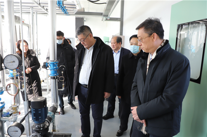 图片5 专家组考察中央空调产业公司.png