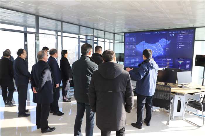 图片6 专家组考察新一代信息技术产业公司.png